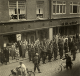 600839 Afbeelding van een groep geallieerde militairen voor de kledingwinkel Gebr. Gerlach (Voorstraat 51) te Utrecht ...